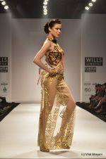Model walk the ramp for Malini Ramani Show at Wills Lifestyle India Fashion Week 2012 day 4 on 9th Oct 2012 (71).JPG